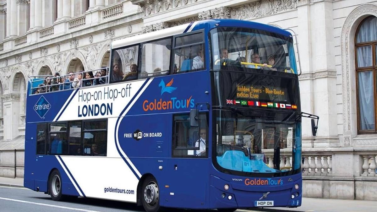 egy kék emeletes busz halad végig az utcán