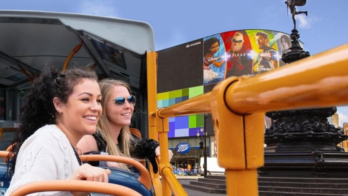dwie kobiety jadą autobusem
