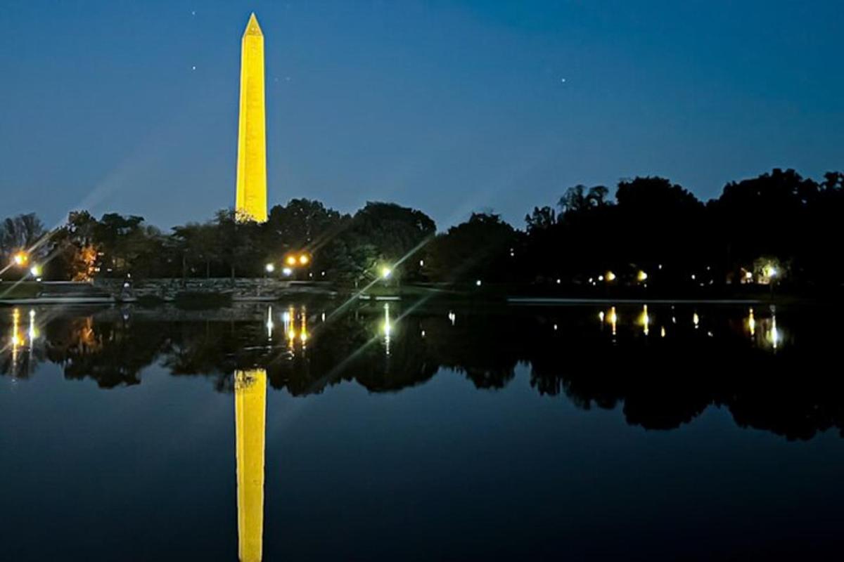 pemandangan monumen washington pada waktu malam