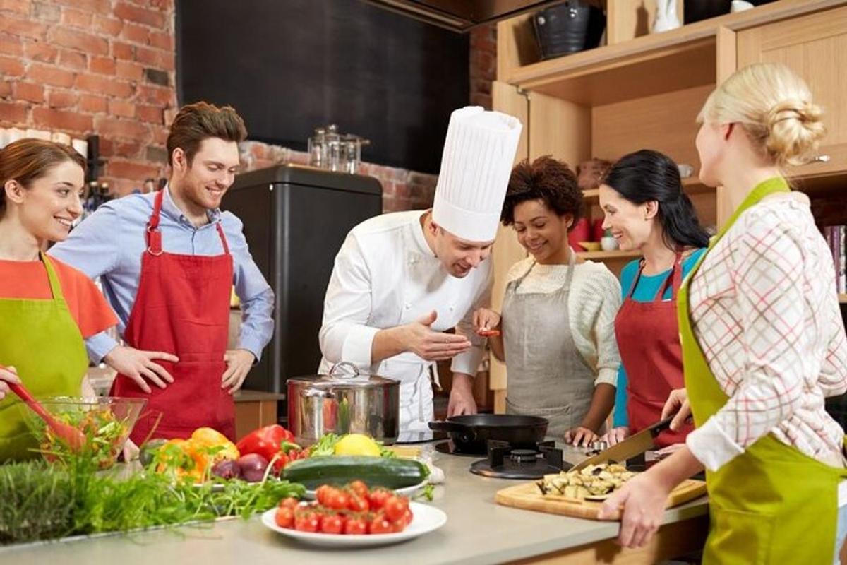 sekumpulan orang berdiri di dapur dengan tukang masak