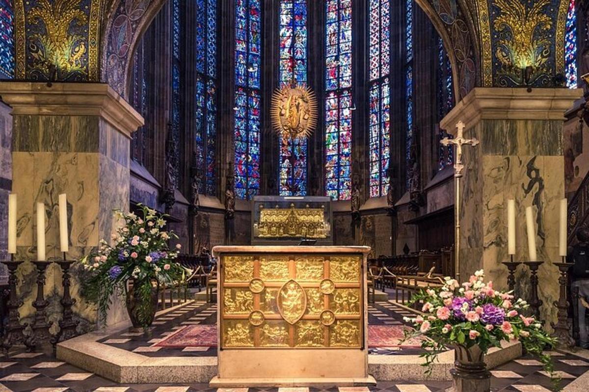 un altar en una església amb vitralls