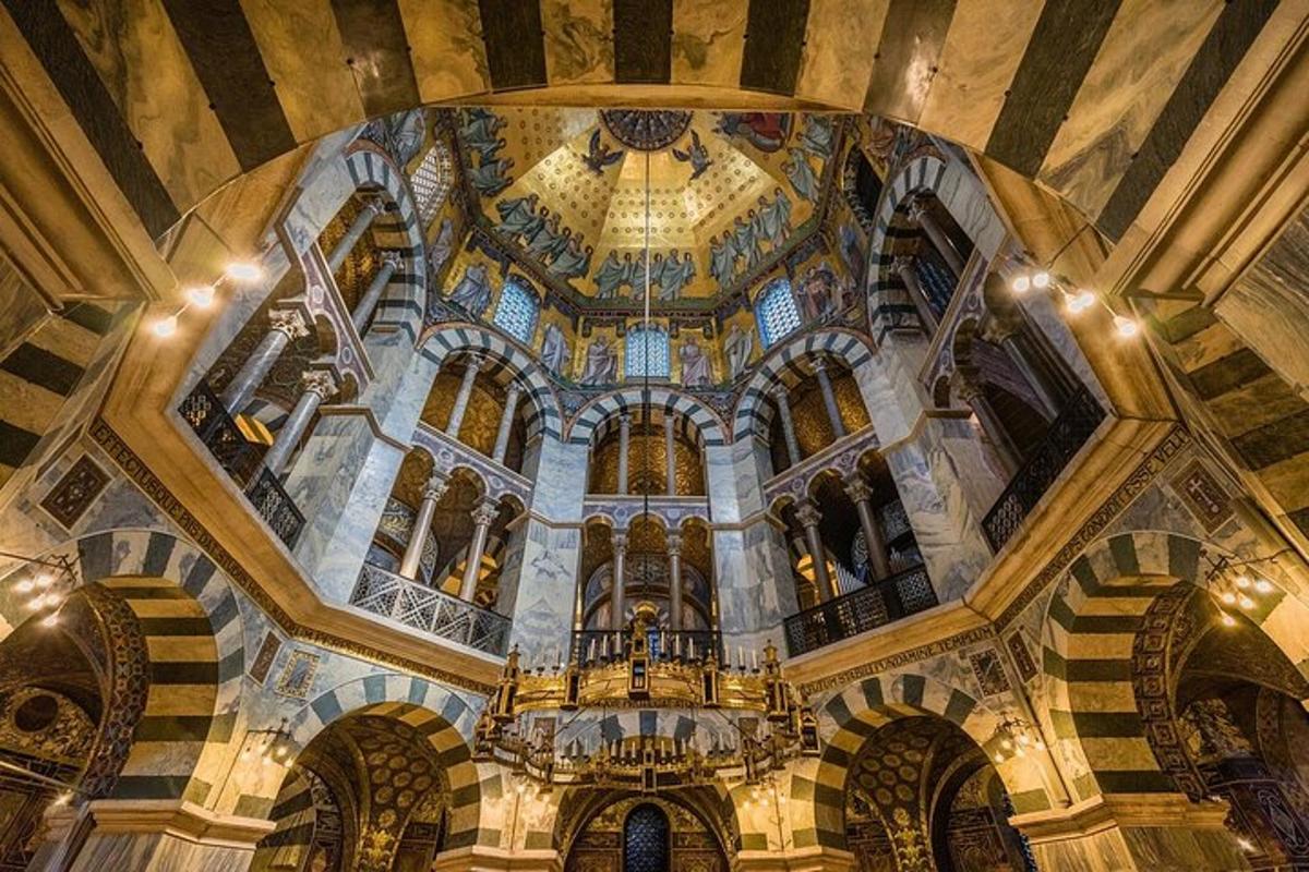 un edifici amb sostre de cúpula amb una església