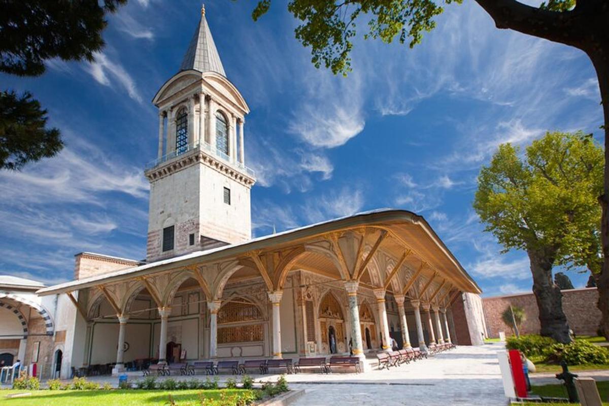 una chiesa con una torre con un orologio