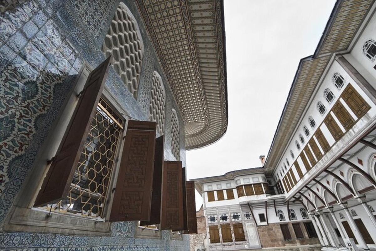 una vista di un edificio con una moschea