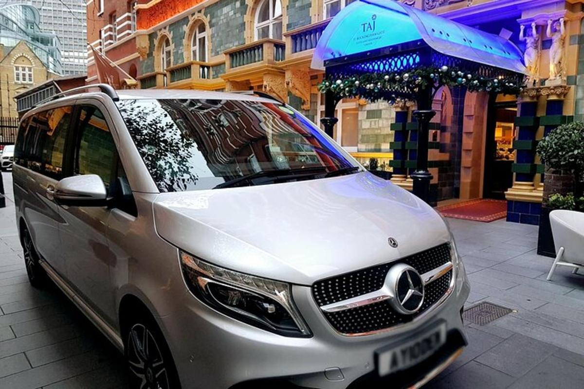 valge auto pargitud hoone ette
