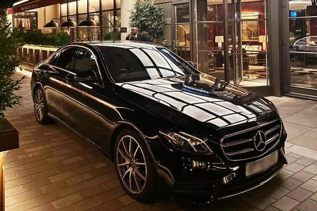 سيارة سوداء متوقفة أمام مبنى