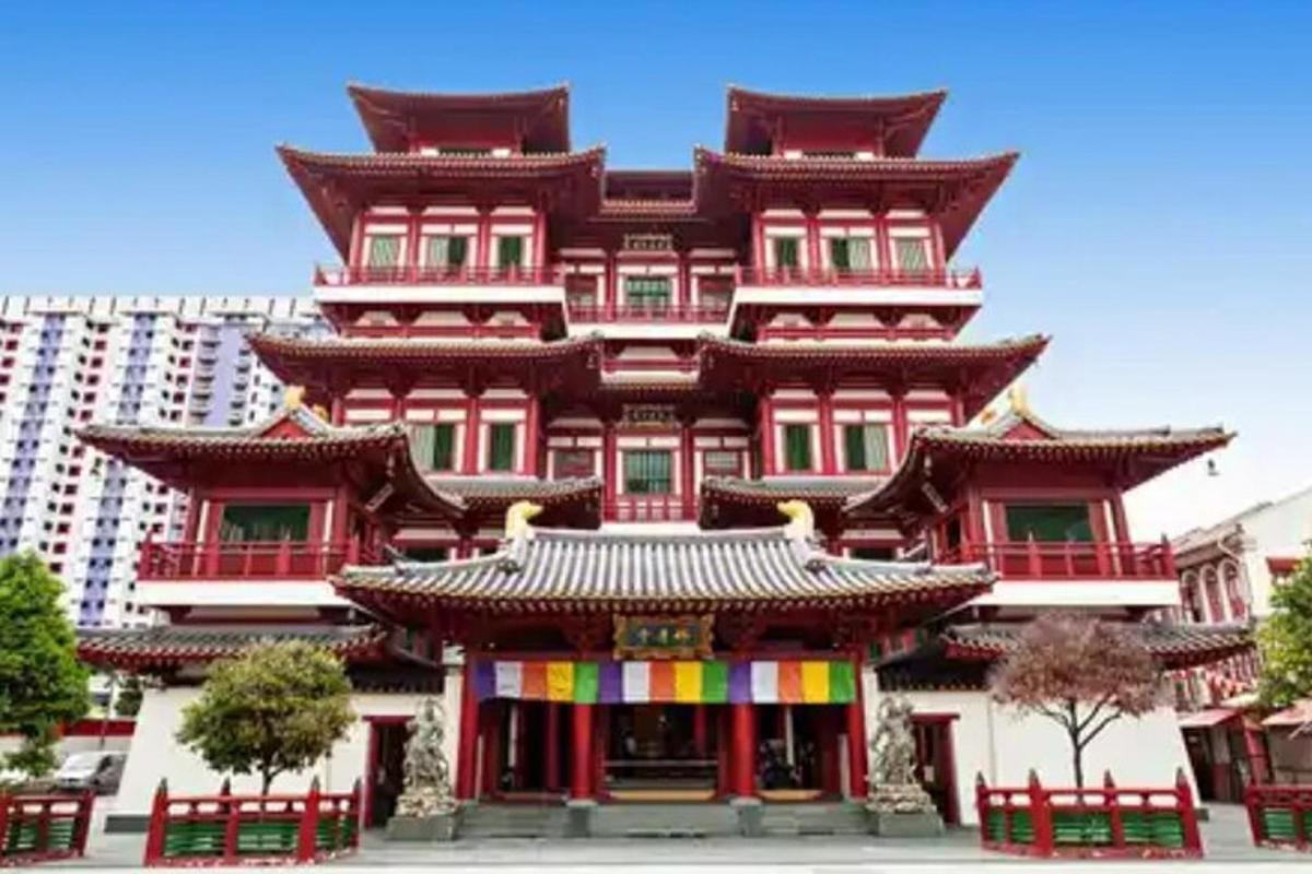 un gran edifici amb un edifici xinès