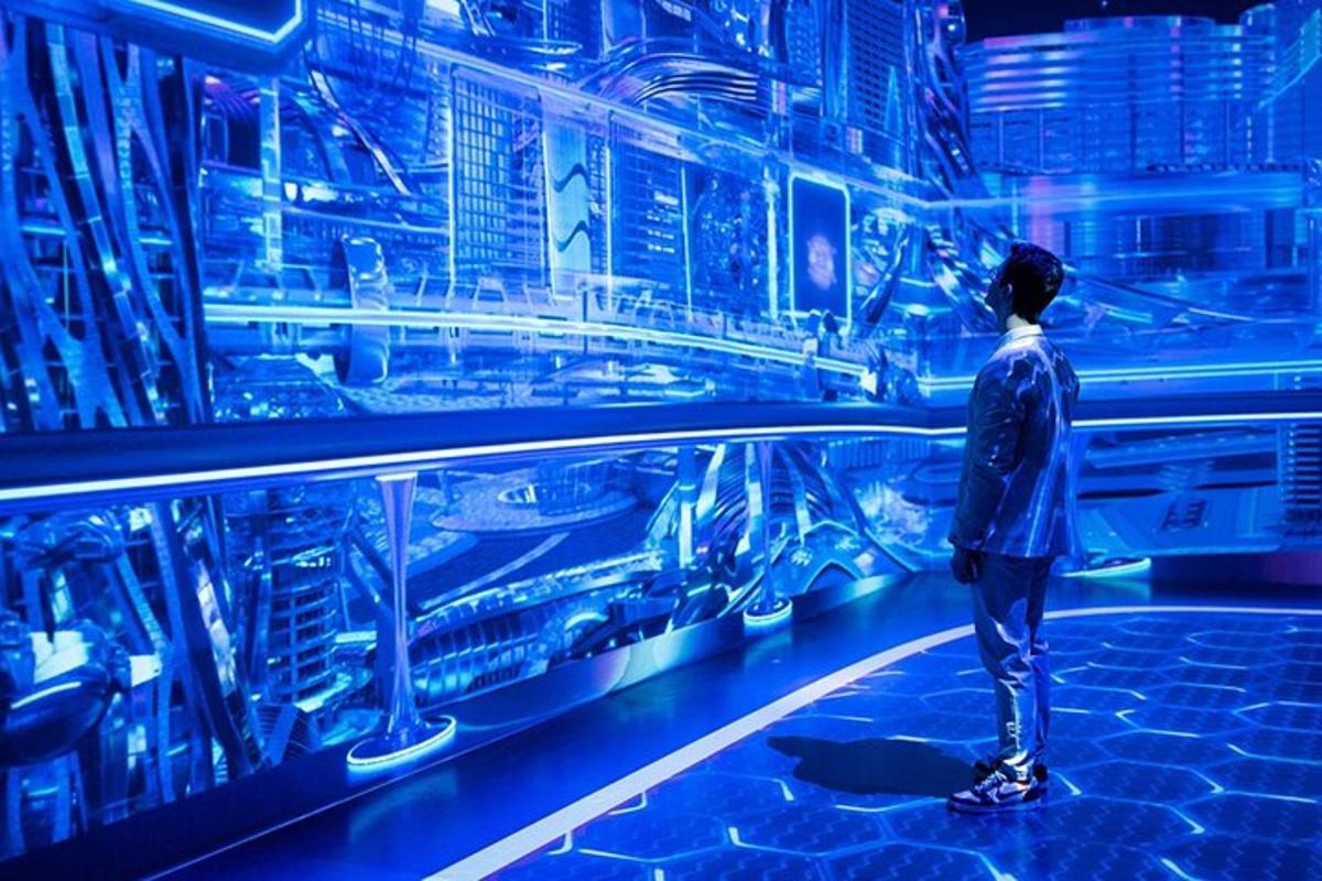 isang lalaking tumitingin sa isang data center sa isang lungsod
