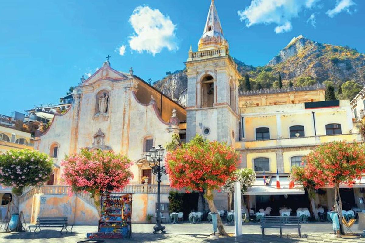 Una antigua iglesia con una montaña al fondo