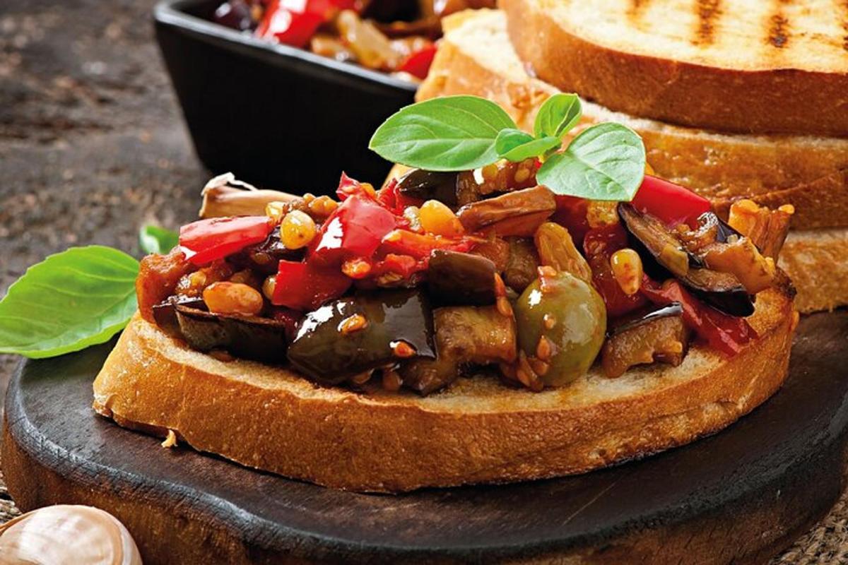 două felii de pâine cu legume pe o farfurie