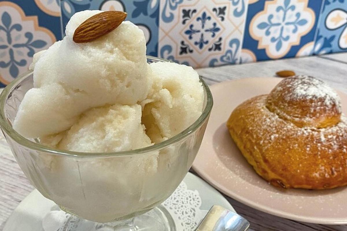 Un tazón de helado y una dona en un plato