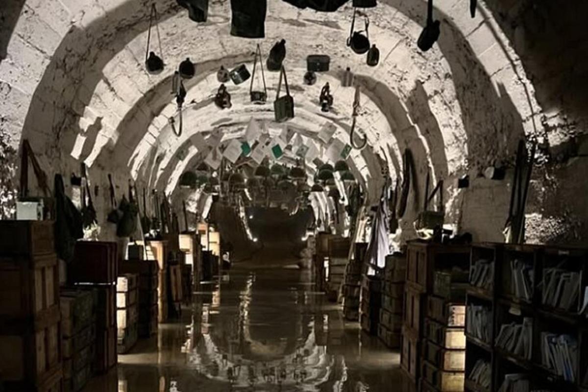 o cameră mare și cavernoasă cu o grămadă de cărți