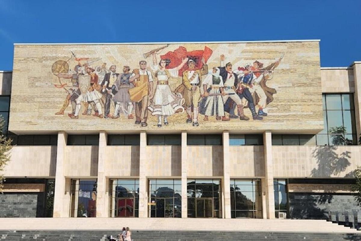 un edificio con un dipinto sul lato