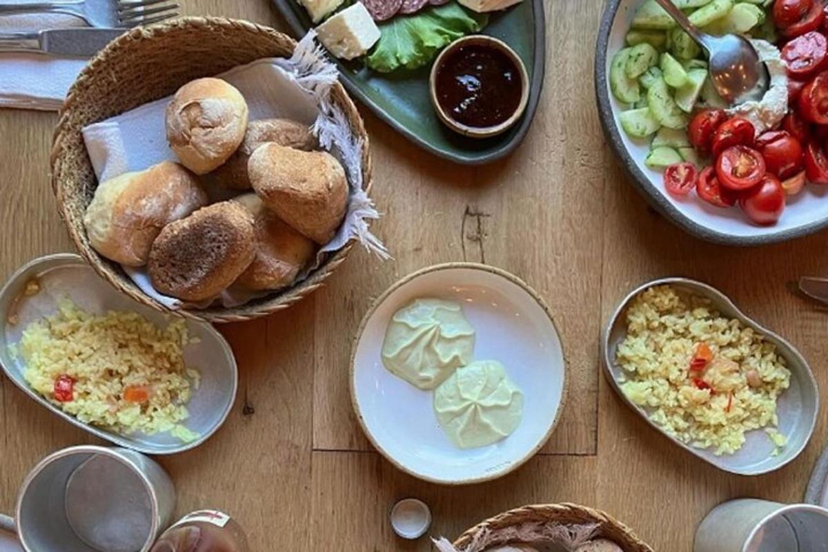 un tavolo con piatti e ciotole di cibo