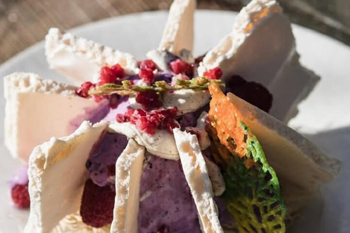 una fetta di torta su un piatto bianco