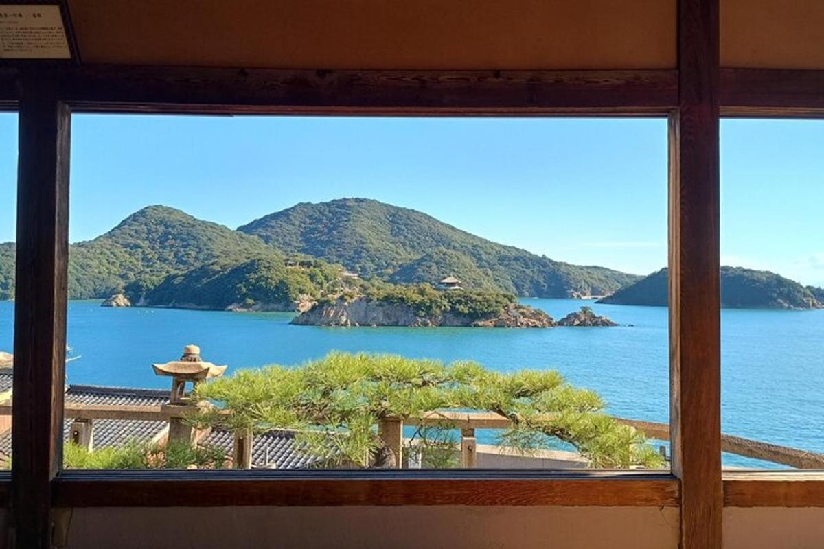 ein Blick auf das Meer aus einem Fenster