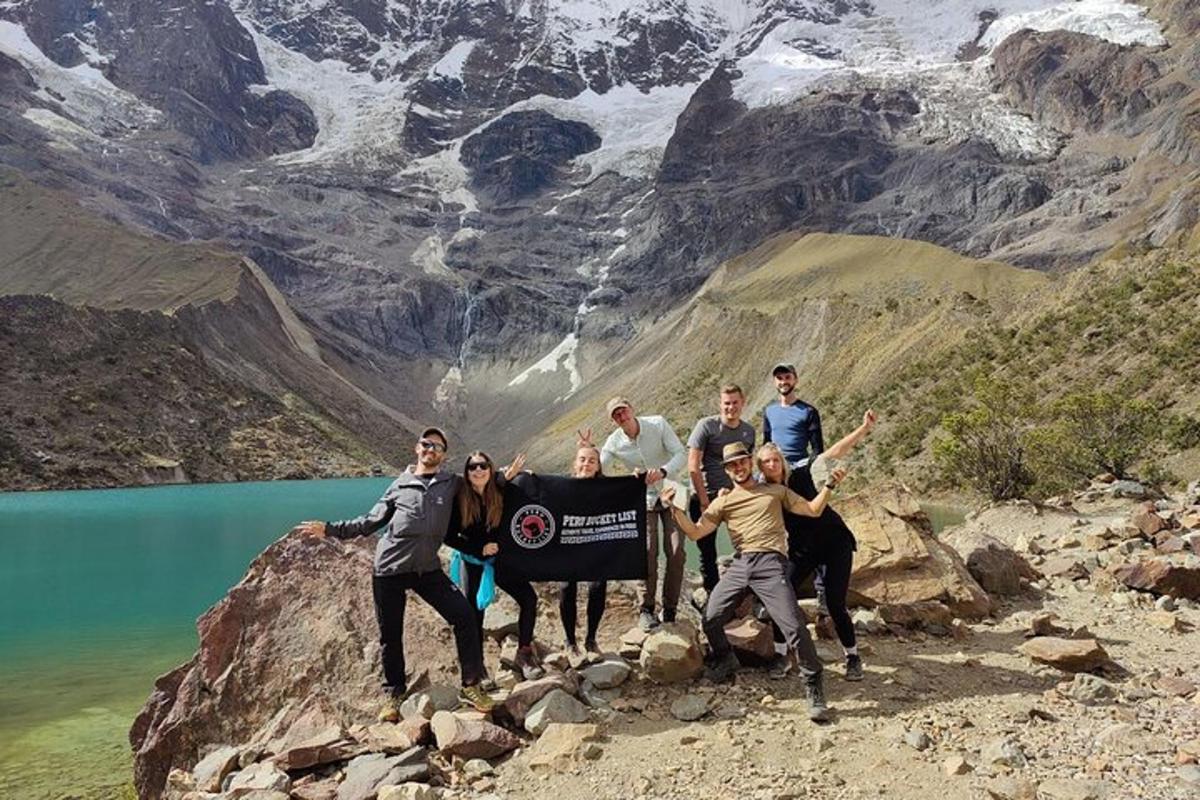 sekumpulan orang memegang tanda di atas gunung