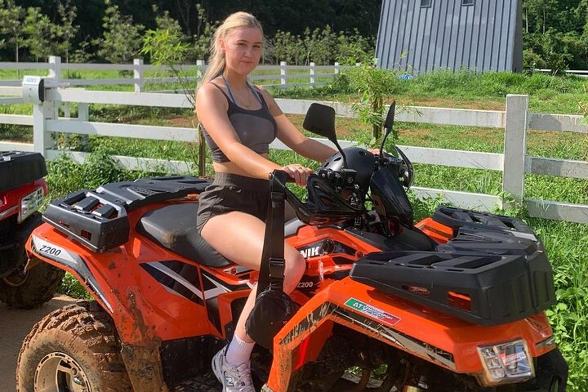 žena sedící na oranžové čtyřkolce