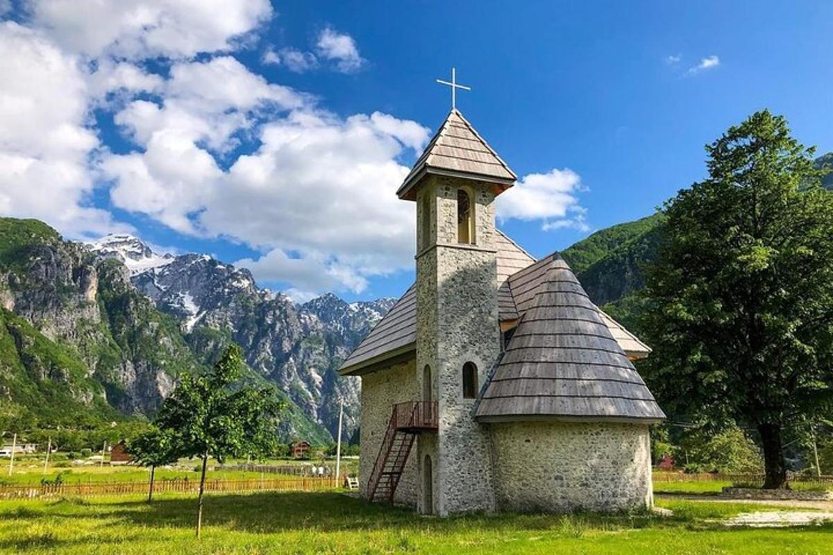 eine alte Kirche mit einem Kreuz darauf