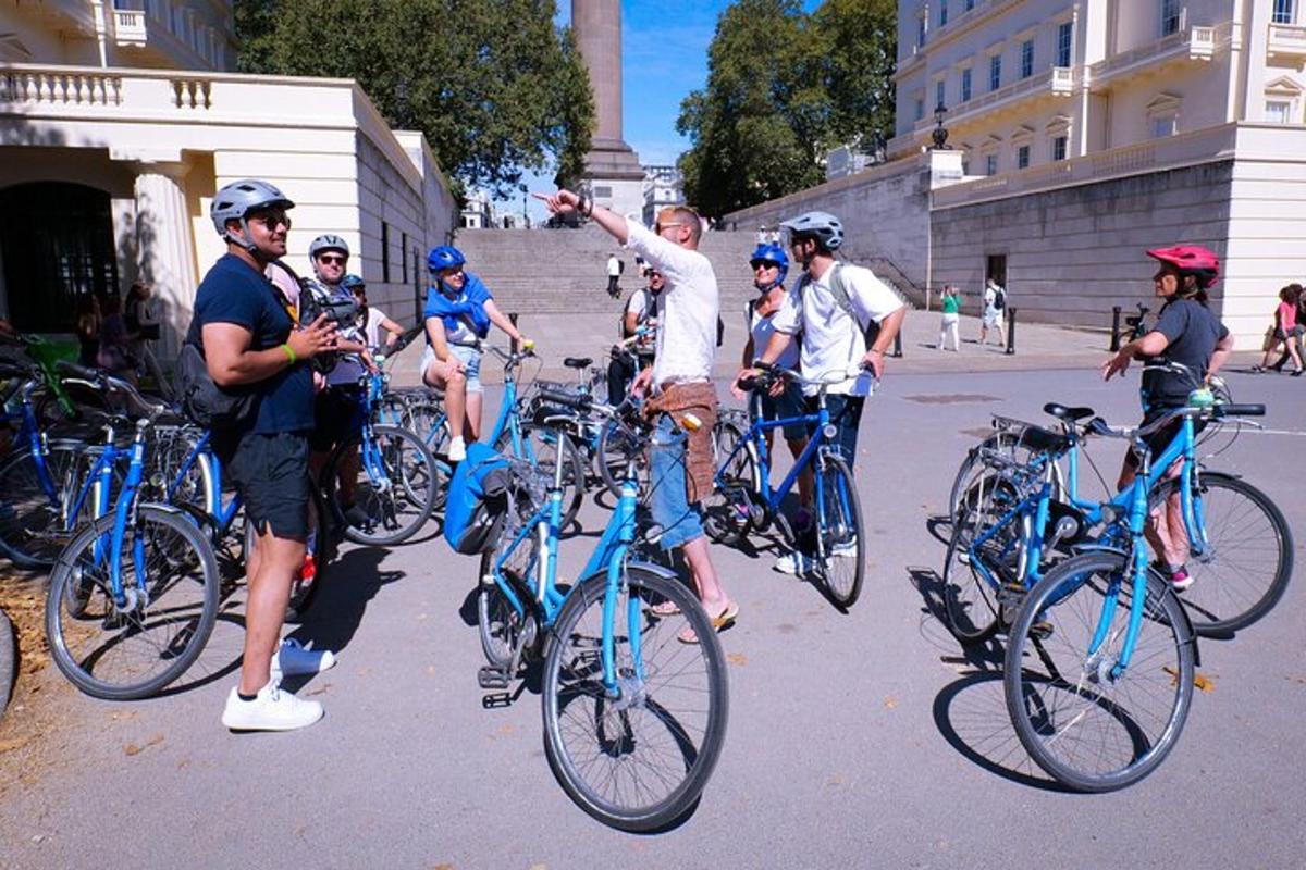 skupina lidí jedoucích na kolech po ulici