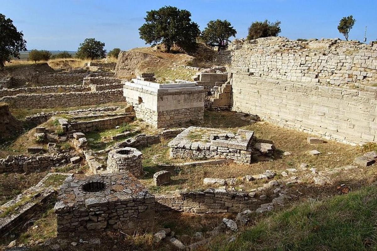 αρχαία ερείπια ενός κτιρίου σε έναν λόφο