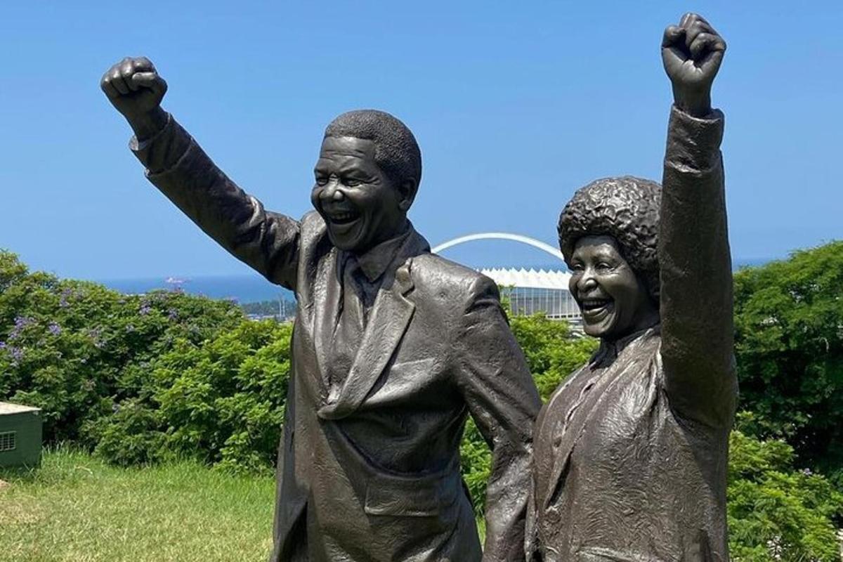 o statuie a unui bărbat și a unei femei