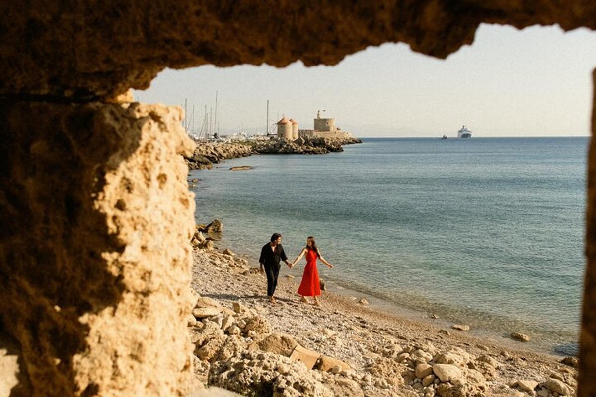 moški in ženska, ki se sprehajata po plaži