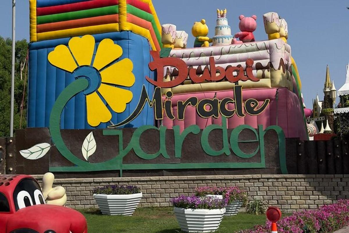 ein Schild für einen Disney Park mit einer Blume