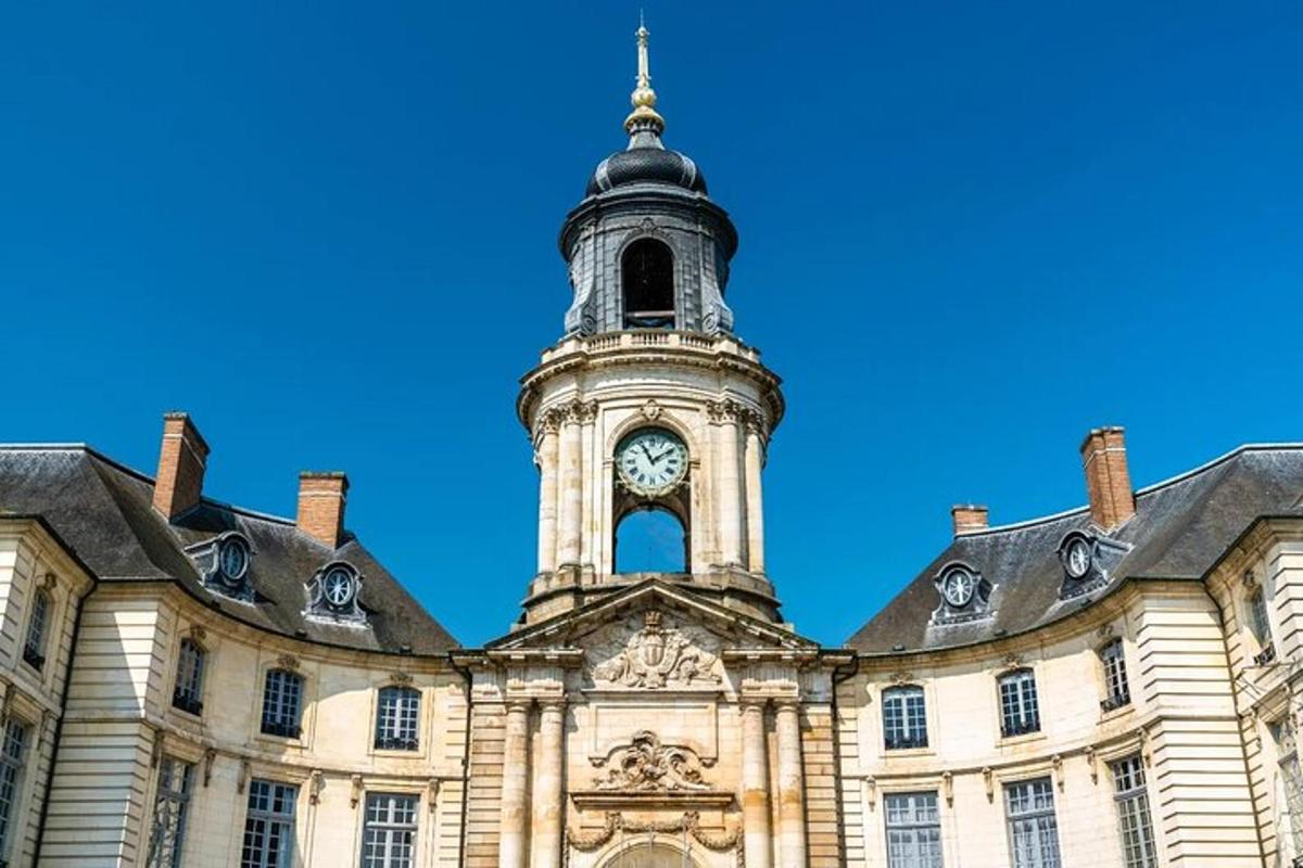 un edificio con una torre dell'orologio in cima
