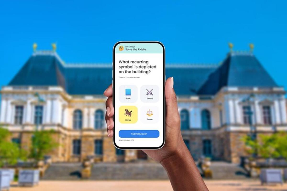 una persona che tiene in mano un telefono cellulare davanti a un edificio
