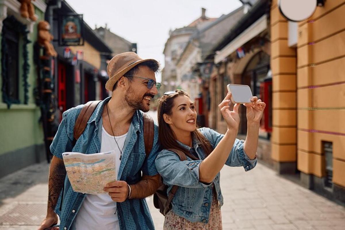un uomo e una donna che scattano una foto con un cellulare