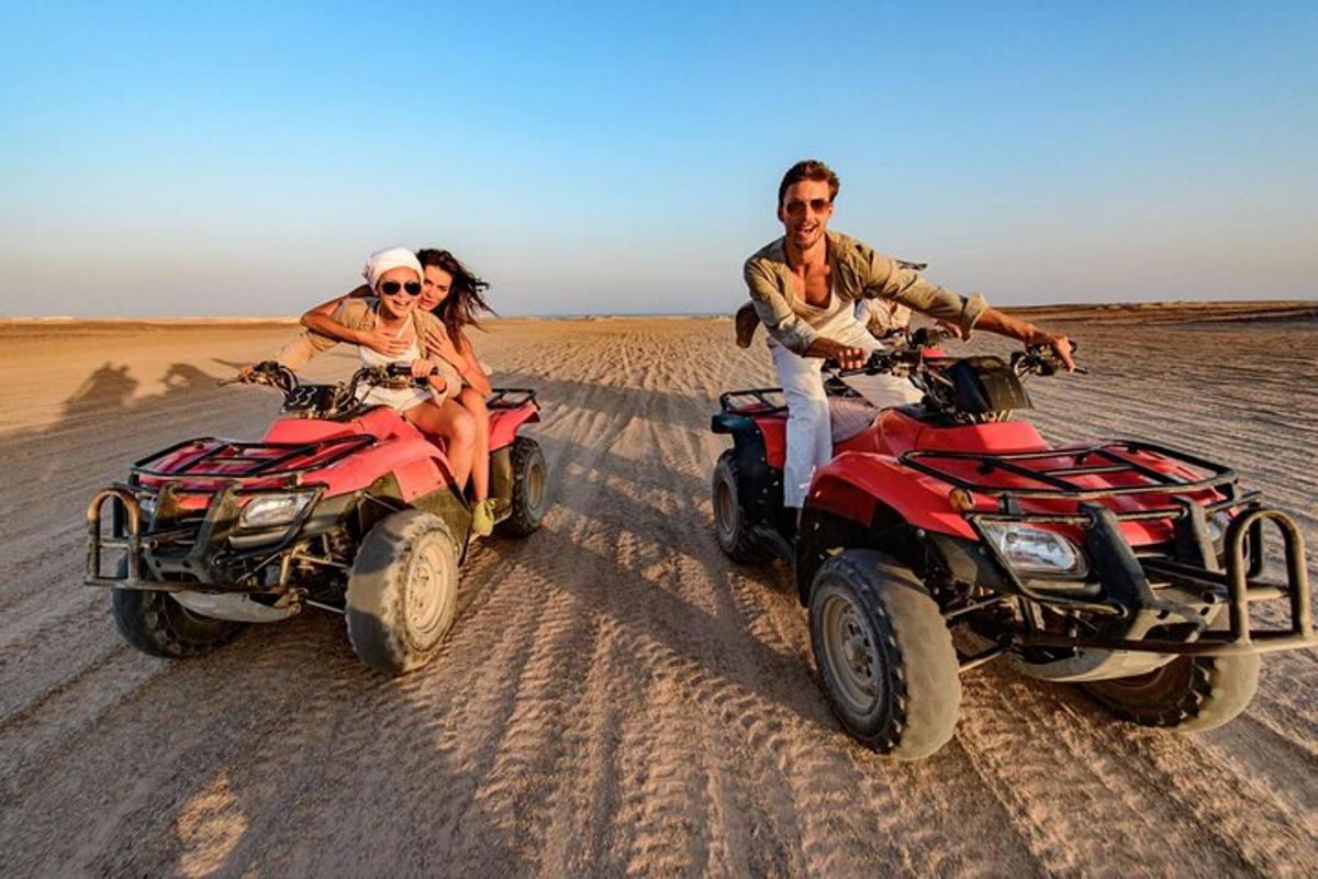 un home i una dona conduint quads al desert