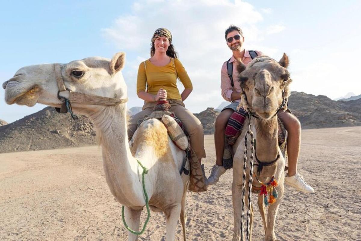 dues persones muntades en un camell al desert