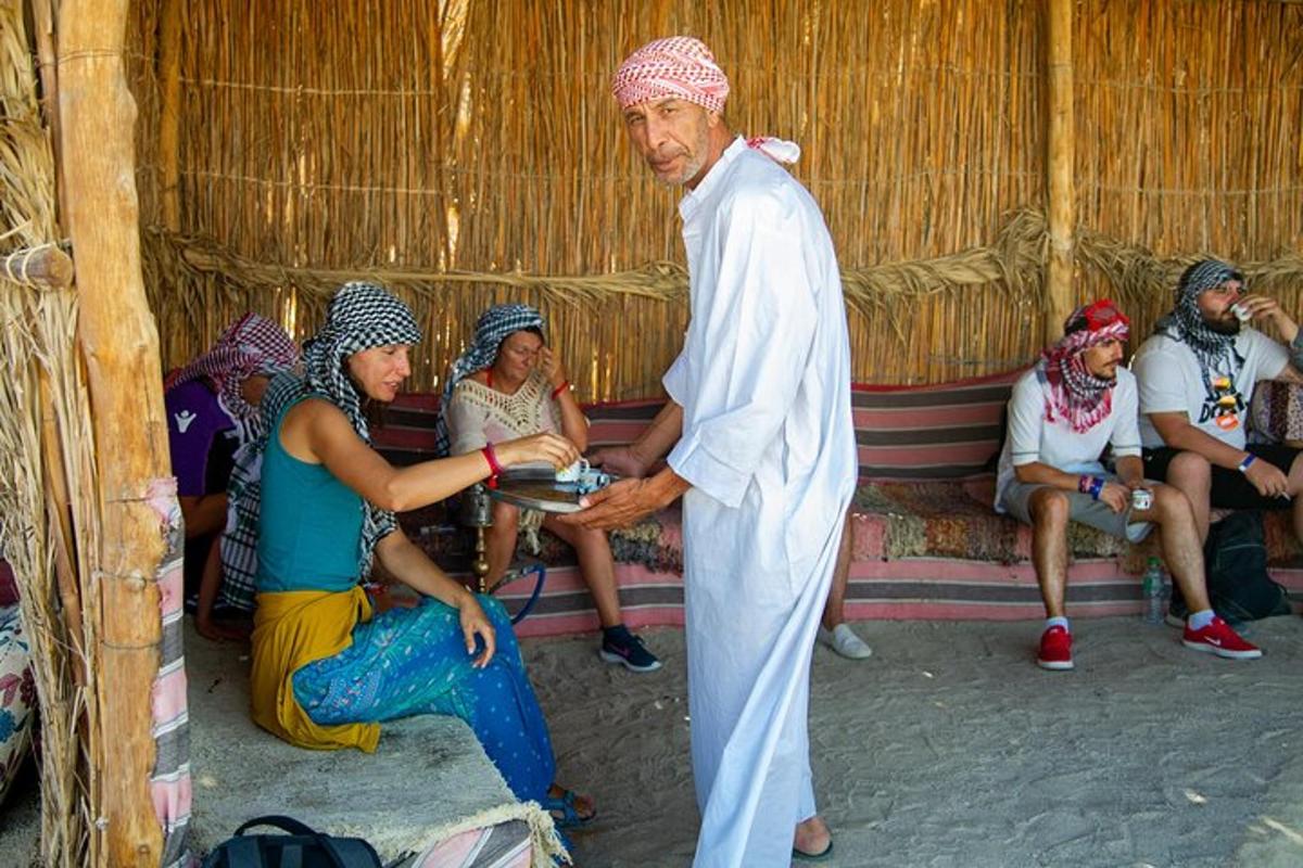 un home dret davant d'un grup de persones