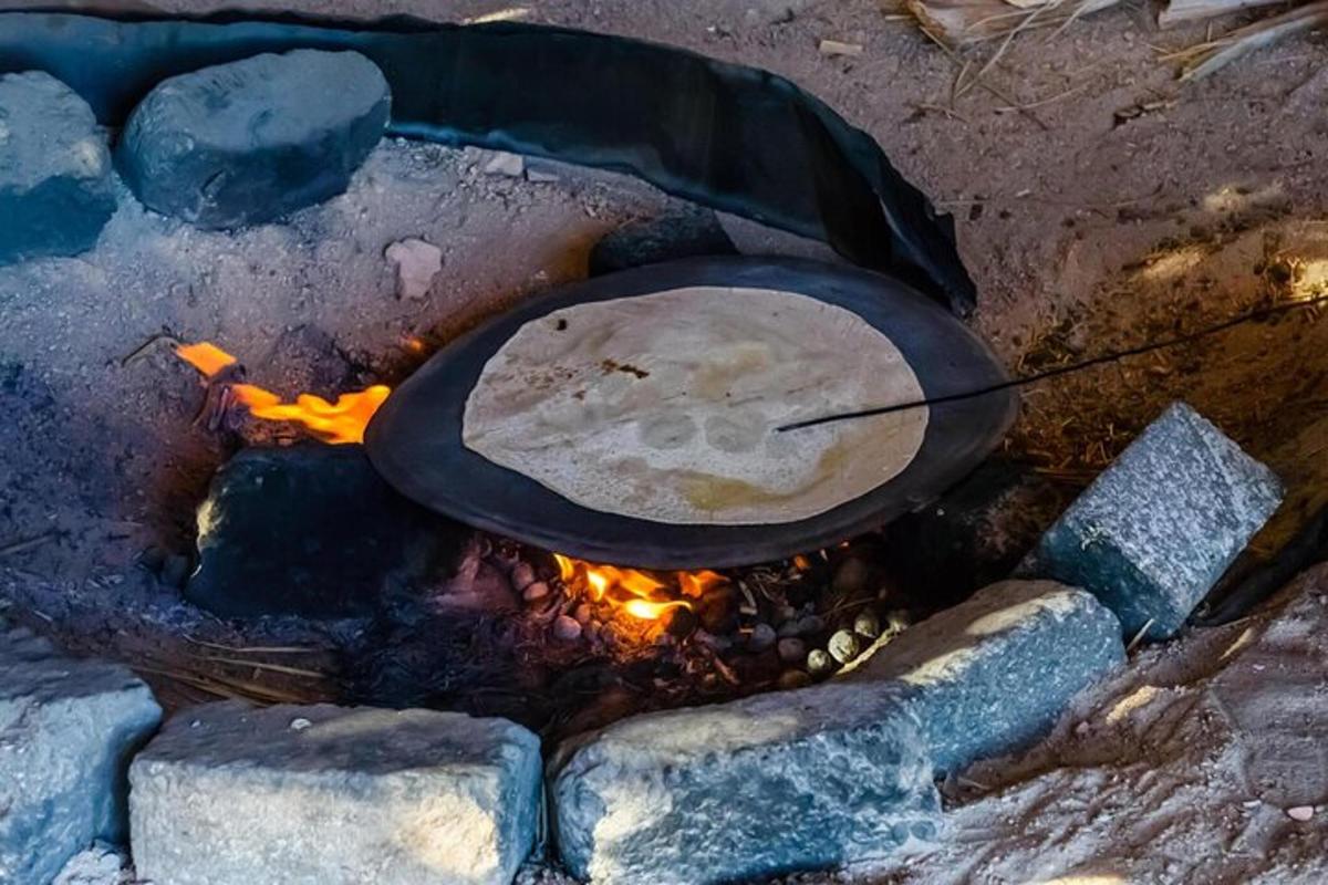 una paella sobre el foc en un forn de pedra