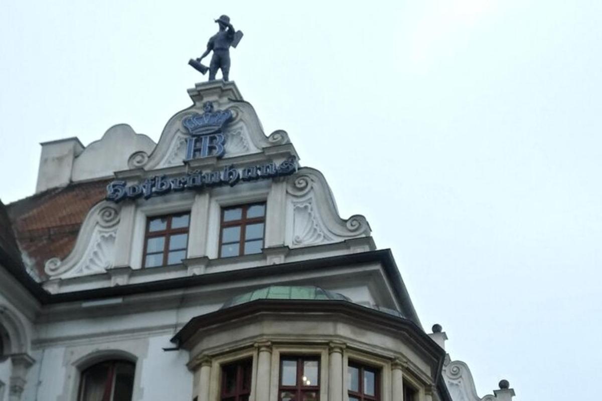 статуя чоловіка на даху будівлі