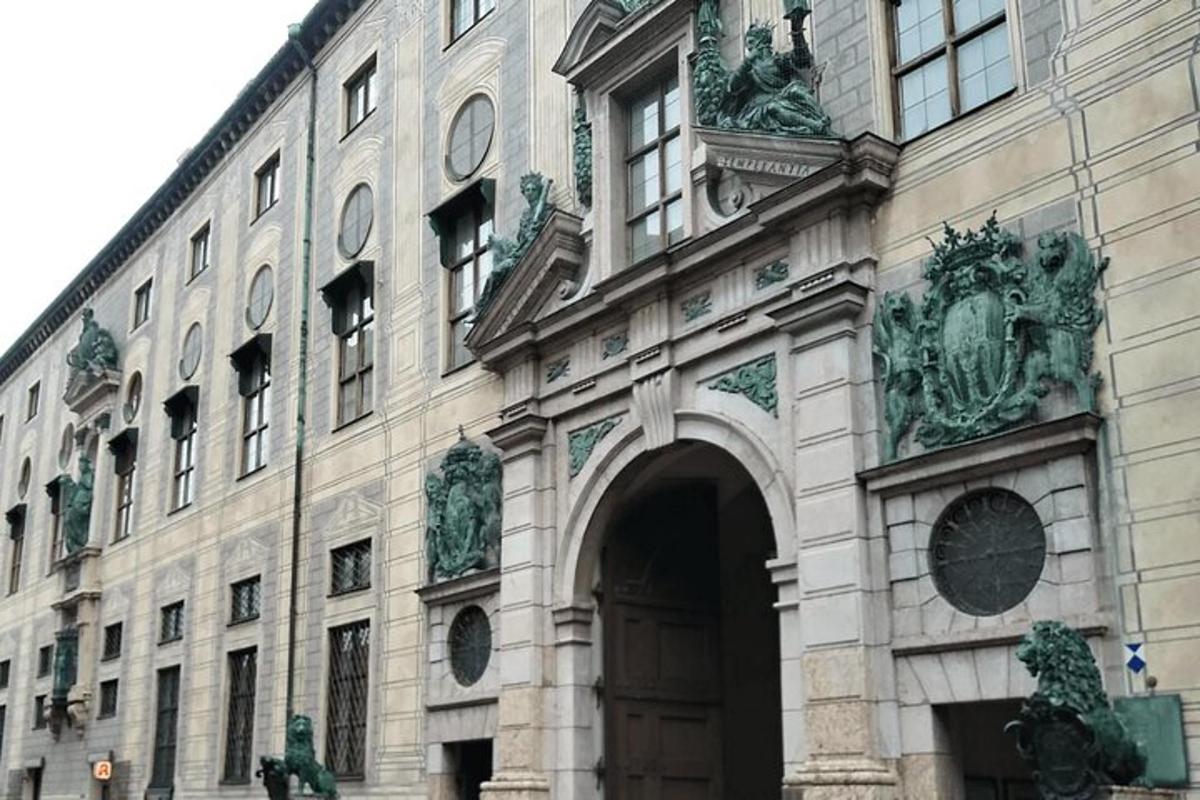 велика будівля з аркою перед нею
