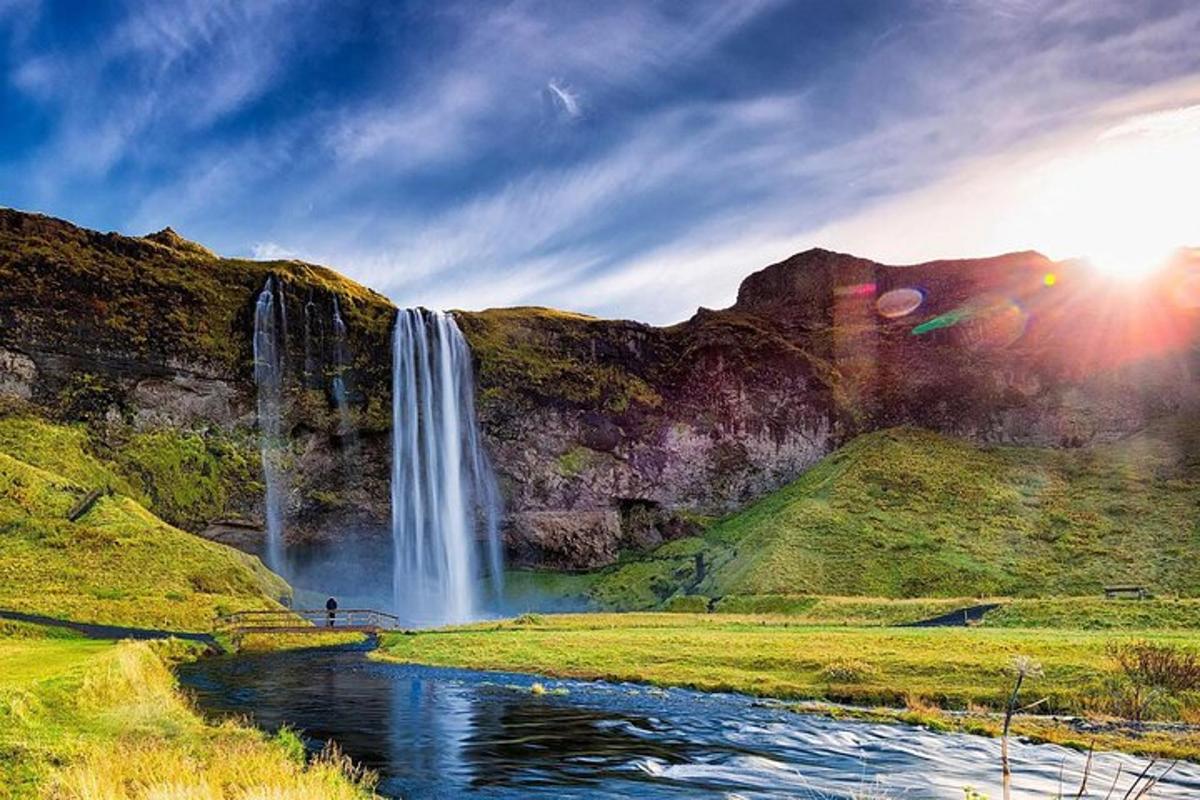 una cascada al vessant d'un turó al costat d'un riu