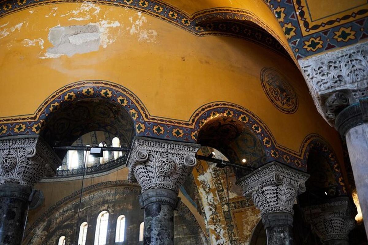 un bâtiment avec un plafond jaune et des colonnes