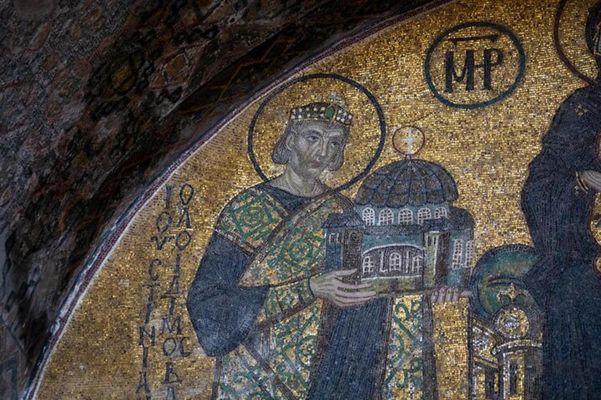 une mosaïque d'un homme tenant un dôme
