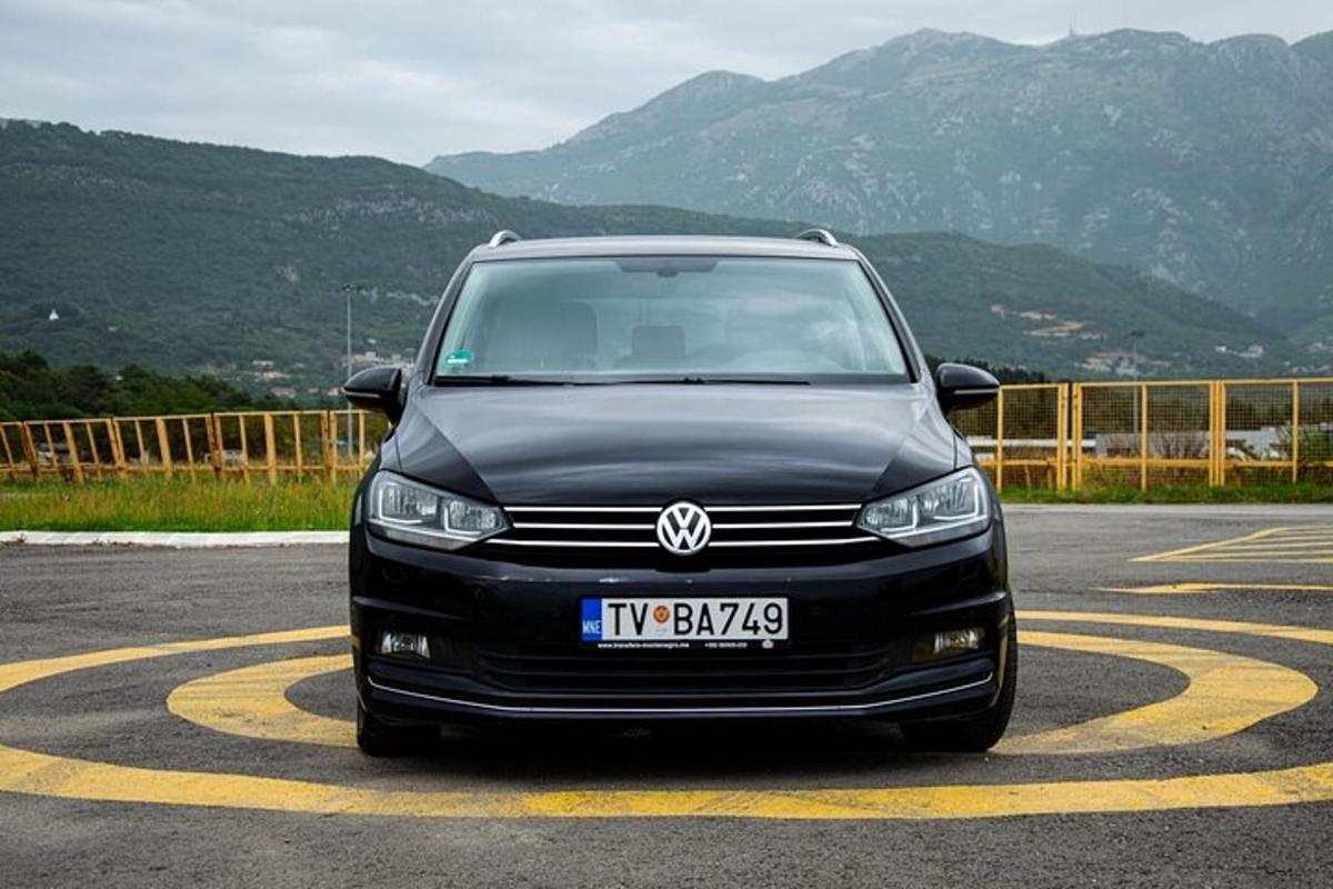čierna dodávka zaparkovaná na parkovisku