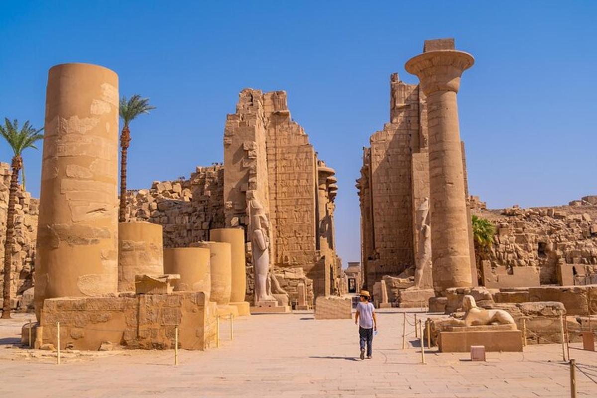 un uomo in piedi davanti a un tempio