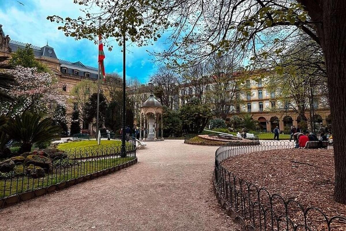 en park foran en bygning med et gjerde