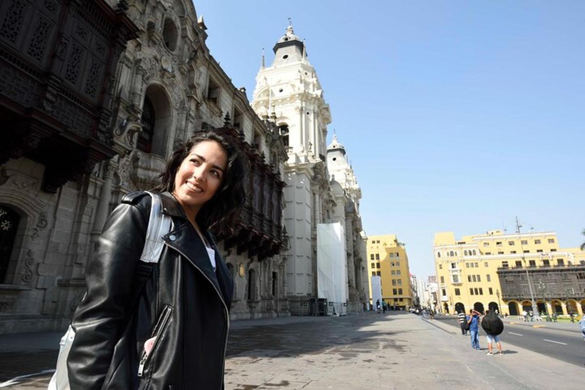 una donna in piedi davanti a un edificio
