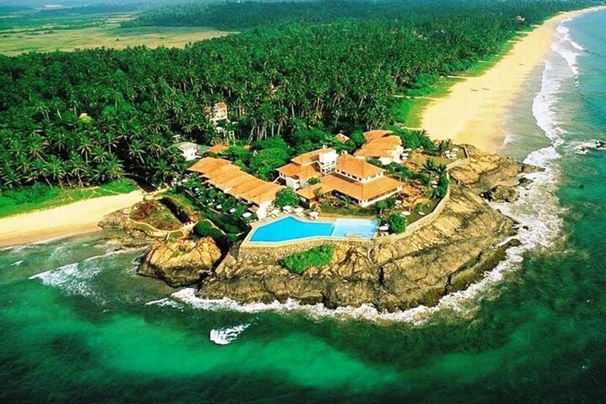 una vista aerea di una casa su un'isola nell'acqua