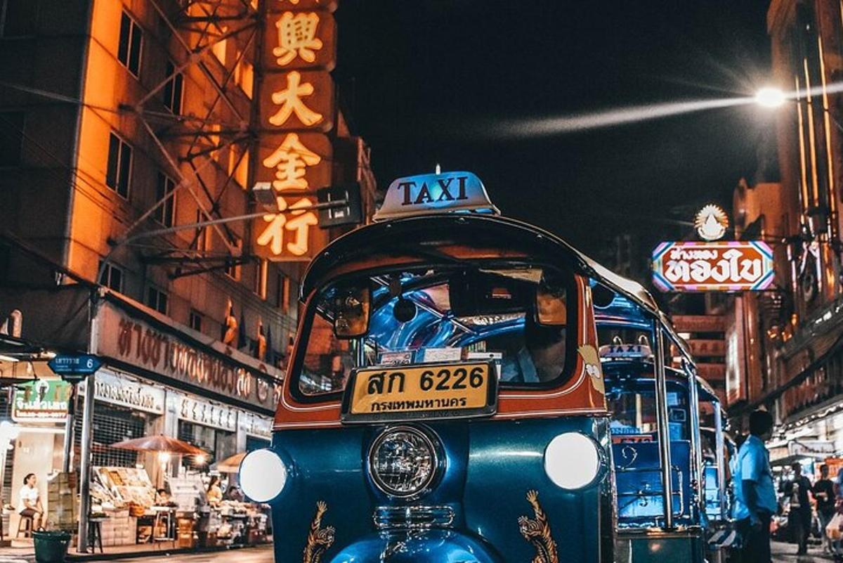 gece vakti şehir caddesinde bir tramvay