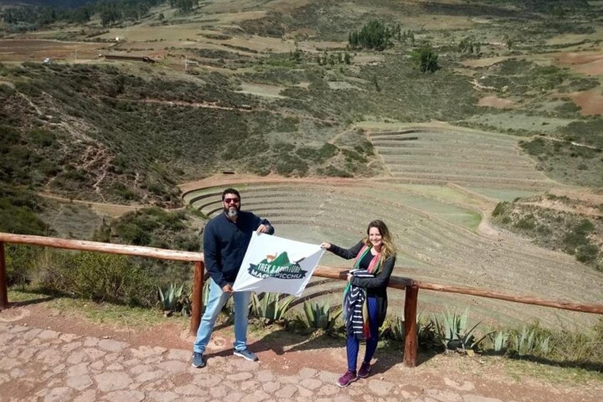 un uomo e una donna che tengono una bandiera su una montagna