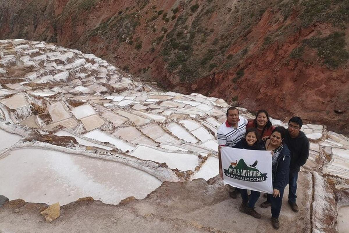 un gruppo di persone che tengono un cartello su una montagna