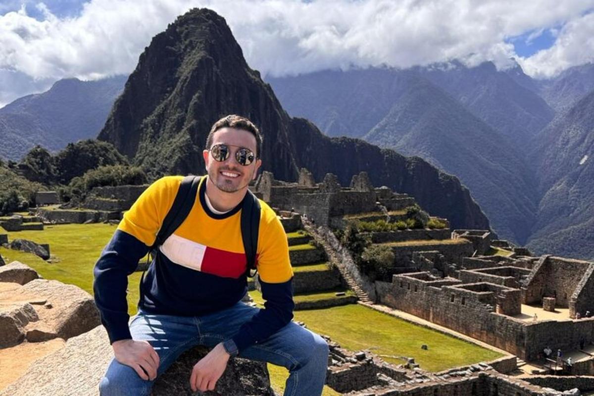 muž sedící na římse starověkých ruin