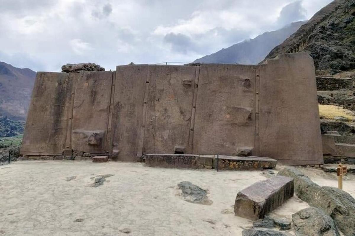 un grande muro di cemento in cima a una montagna